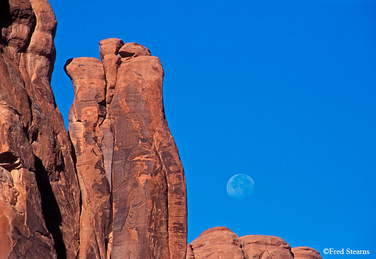 Arches NP Moonset over Great Wall